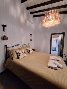 een slaapkamer met een groot bed en handdoeken bij Jennas House in Arakapas