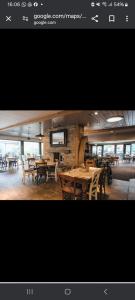 The Chill Out at Seton Sands في Port Seton: غرفة طعام مع طاولات وكراسي وتلفزيون