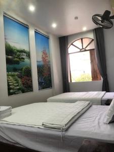 Un pat sau paturi într-o cameră la Hotel Nam Sơn Tân Dương