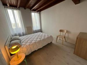 een slaapkamer met een bed, een tafel en een stoel bij Joli T3 duplex Compans Cafarelli in Toulouse