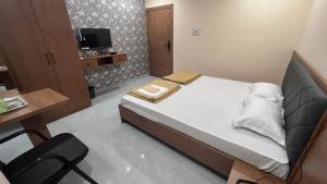 HOTEL PARADISE INN في Shinaya: غرفة نوم بسرير ومكتب وكرسي