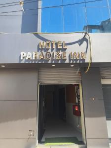 HOTEL PARADISE INN في Shinaya: علامة نزل جنة الفندق على واجهة المبنى