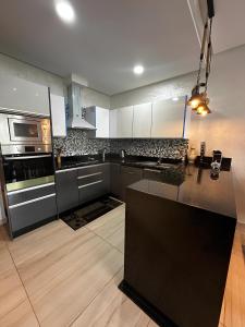 Virtuvė arba virtuvėlė apgyvendinimo įstaigoje Appartement de luxe en bord de mer avec piscine