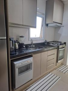 a kitchen with a sink and a stove at AgriShow 2024 alugo in Ribeirão Preto