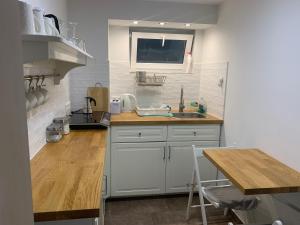 Kuchyňa alebo kuchynka v ubytovaní Pommedi Apartman