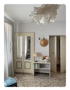 una sala de estar con una lámpara de araña y una habitación en Suite Lago blu en Gravedona