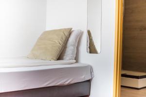 Una cama con dos almohadas encima. en Hotel Le Provencal en Sluis