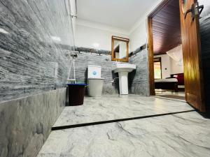 un bagno con un lavandino e un water in una stanza di Sigiriya Moonlight Home a Sigiriya