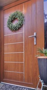una puerta de madera con una corona en Apartment Port of happiness, en Krnica