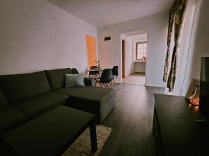sala de estar con sofá y mesa en Apartment Port of happiness, en Krnica