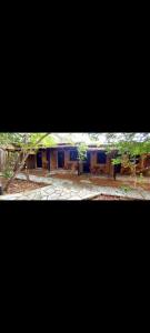 two pictures of a house with a building at Cantinho do Cerrado in Pirenópolis