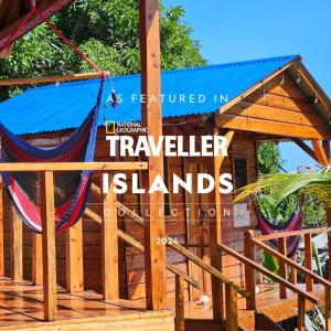 - un hamac sur une terrasse avec un panneau indiquant les îles voyageurs dans l'établissement Lighthouse Hotel and Spa, Little Corn island, Nicaragua, à Little Corn Island