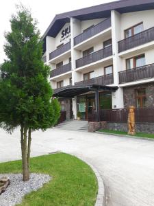 a tree in front of a building at SKI Makov Apartmán 2L in Makov