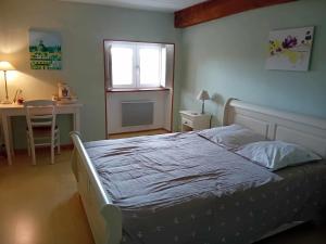 - une chambre avec un lit, une fenêtre et un bureau dans l'établissement Gîte Sèvremoine Bois Buteau, à Montfaucon