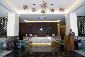 um átrio de um hotel com recepção em Hotel Antré Chapultepec em Guadalajara