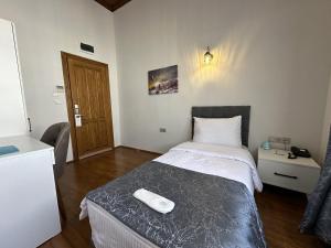 małą sypialnię z łóżkiem z białym sterownikiem w obiekcie VE HOTELS KAPADOKYA w mieście Nevşehir