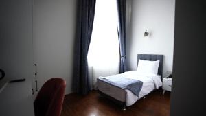 sypialnia z łóżkiem i dużym oknem w obiekcie VE HOTELS KAPADOKYA w mieście Nevşehir