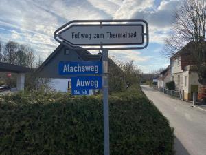 uma placa de rua no meio de uma rua em Ferienwohnungen Pohl em Bad Rodach