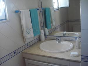 een badkamer met een wastafel en een spiegel bij Monte Antonio Domingos in Melides +24 foto's