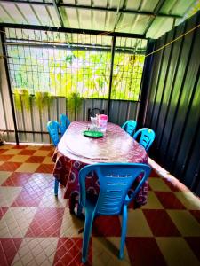 Anachal的住宿－Mistey Valley Munnar，窗户客房内的桌椅