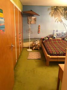 - une chambre avec un lit et un parasol dans l'établissement Beachroom 19m2 with mountain view, à Evilard
