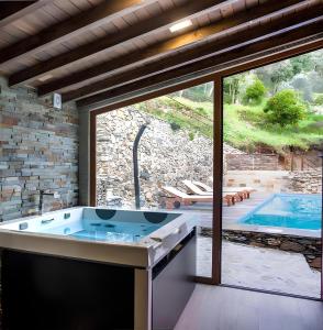 baño con bañera y piscina en Quinta Torres de Azevedo by North Star Flats, en Sebolido