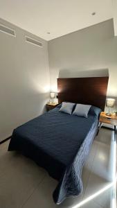 1 dormitorio con 1 cama grande y cabecero de madera en Dpto nuevo en Chapultepec, en Guadalajara