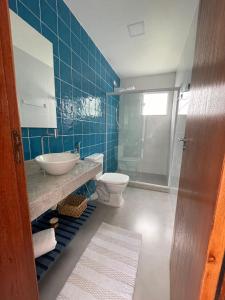 uma casa de banho com um lavatório, um WC e um chuveiro em Loft Pelicano Prainhas- Pontal do Atalaia- Para Casal em Arraial do Cabo