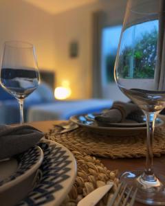 uma mesa com um copo de vinho sobre uma mesa em Loft Pelicano Prainhas- Pontal do Atalaia- Para Casal em Arraial do Cabo