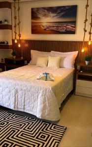 CamassariにあるCasa Alto Padrão Praia Guarajubaのタオルが敷かれたベッドのある寝室