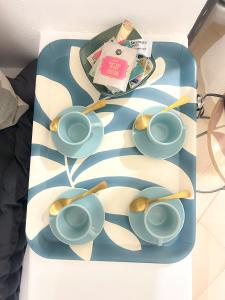 una mesa con cuencos azules y cucharas en ella en Orchidea, en Bari