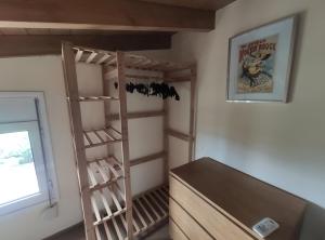 Palanda nebo palandy na pokoji v ubytování Angelos