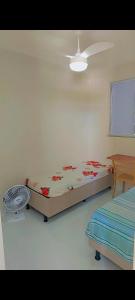 um quarto com uma cama e uma ventoinha de tecto em Apto Familiar em Aracaju