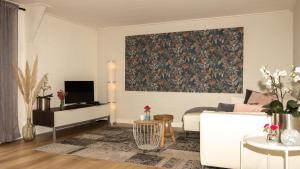 a living room with a large painting on the wall at De Boalder in Hardenberg