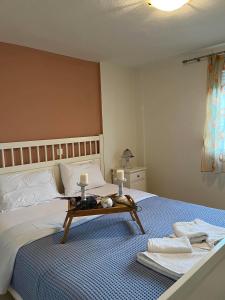 Postel nebo postele na pokoji v ubytování Nikogroup Loukas Apartment