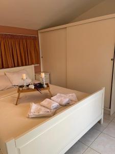 Postel nebo postele na pokoji v ubytování Nikogroup Loukas Apartment