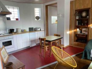 a kitchen with a table and chairs in a room at Villanelle maison en centre hyper calme et au vert in Limoges +20 photos