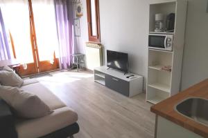 un salon avec un canapé et une télévision dans l'établissement Appartement proche plages et commerces, à La Ciotat