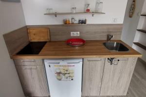 une petite cuisine avec un évier et un réfrigérateur dans l'établissement Appartement proche plages et commerces, à La Ciotat 17 autres photos