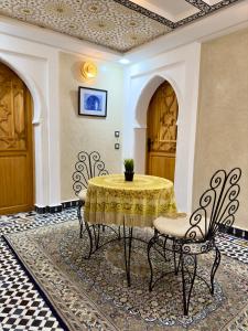 jadalnia ze stołem i 2 krzesłami w obiekcie Dar MD w mieście Szafszawan