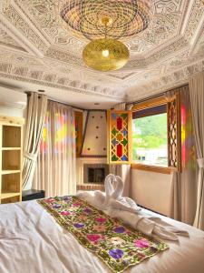 - une chambre avec un plafond à caissons et un lit dans l'établissement Dar MD, à Chefchaouen