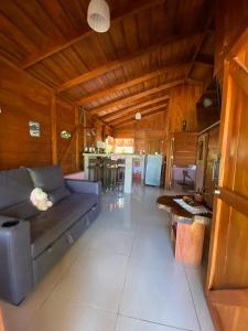 a living room with a couch and a kitchen at Cabaña ITZE in Fortuna