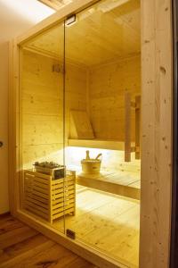 una grande sauna in legno con parete in vetro di PALMANOVA SUITE HOME a Palmanova