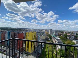 een uitzicht op een stad vanaf een balkon bij View apartment Семицвіт in Lviv