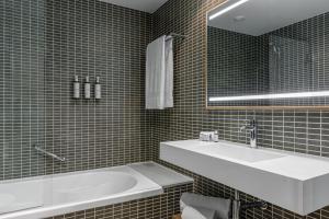 A bathroom at AC Hotel Gava Mar