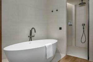 A bathroom at AC Hotel Gava Mar