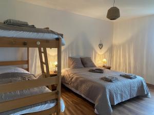 a bedroom with two bunk beds and two lamps at Longère à la campagne rénovée à neuf in Le Lys-Saint-Georges
