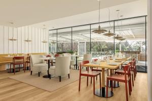 A restaurant or other place to eat at AC Hotel Gava Mar