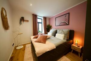 a bedroom with a bed with a black couch at EDLER WOHNRAUM Einmalige 140 qm mit Kamin, Klimaanlage, Kaffeevollautomat, Netflix, 2 Balkonen & 2 Tiefgaragenplätzen in Chemnitz