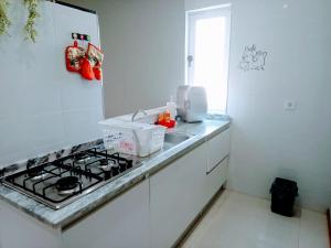 Η κουζίνα ή μικρή κουζίνα στο Apartamento T1 +6 φωτογραφίες